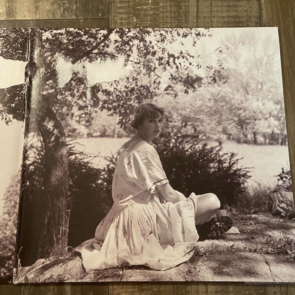 bundle of folklore and fearless TV vinyl by taylor swift - Picture 8 of 8